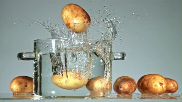 Les Pommes Terre Fraîches Tombent Dans Une Casserole Avec Des — Video