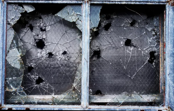 Разбитое окно — стоковое фото
