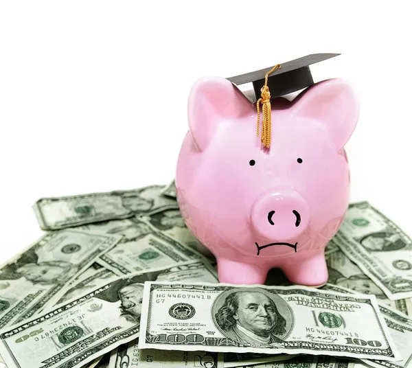 Piggy Bank con casquillo de graduación — Foto de Stock