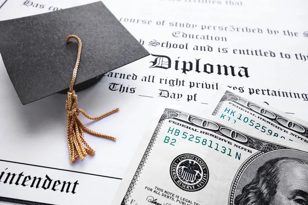 Diploma em dinheiro — Fotografia de Stock