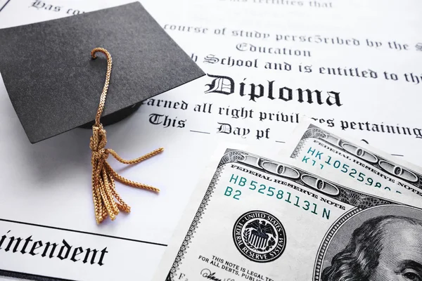 Diploma contant geld — Stockfoto