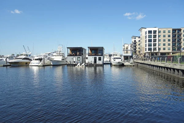 Wilmington NC şehir merkezindeki Cape Fear nehri boyunca nehir kenarında bir marina, yüzen evler ve tekneler.                               
