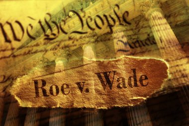 Roe V Wade gazetesinin ABD Anayasası başlığı ve arka planda ABD Anayasa Mahkemesi                               