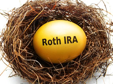 Altın Roth IRA yumurtası kuş yuvasında, beyaz üzerinde