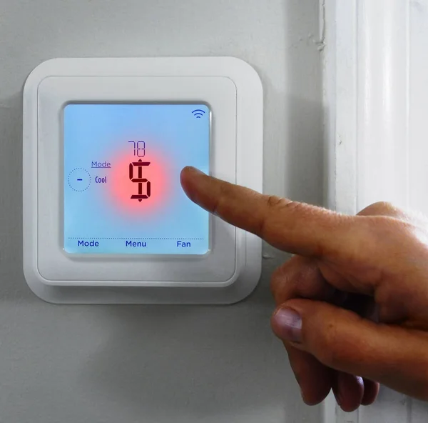 Δάχτυλο Δείχνει Ένα Σύμβολο Δολαρίου Redon Ένα Έξυπνο Θερμοστάτη Θέρμανση — Φωτογραφία Αρχείου