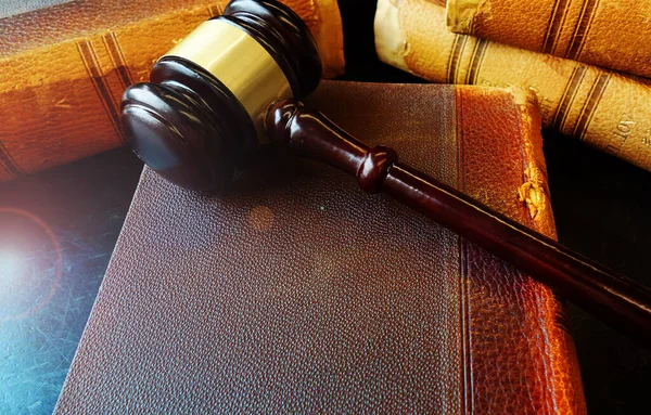 Legal Court Gavel Surrounded Old Leather Bound Law Books — Stock Photo, Image