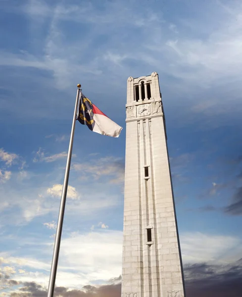 Колокольня Флаг Штата Северная Каролина Кампусе Университета Штата Северная Каролина — стоковое фото