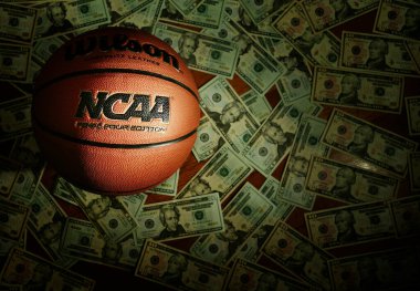 Eveleth, MN - USA - 03-08-2022: Parayla çevrili bir NCAA Final Four Edition basketbol topu