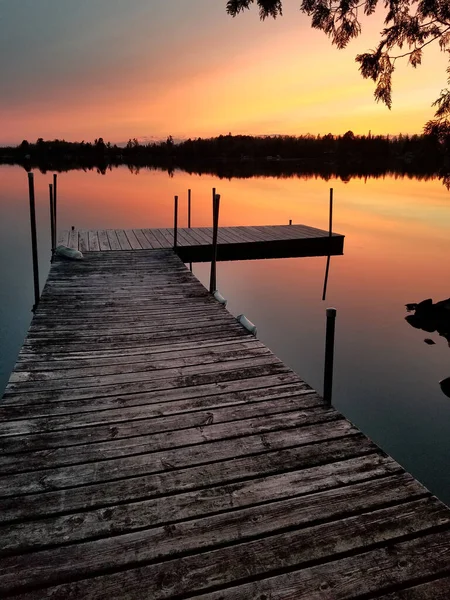 Сонячне Небо Спокійному Озері Міннесоти Дерев Яним Доком Передньому Плані — стокове фото