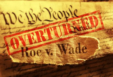Roe V Wade gazetesinin manşetinde ABD Anayasası 'nda kırmızı pul ters çevrilmiş.                               
