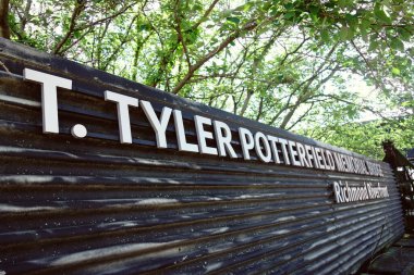 Richmond şehir merkezindeki James Nehri kıyısındaki T Tyler Potterfield Memorial Köprüsü tabelası.