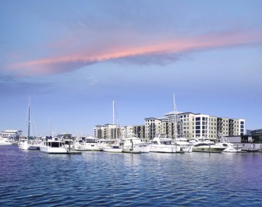 Wilmington NC şehir merkezindeki Cape Fear Nehri 'nin kıyısında bir marina ve apartman dairesi var.