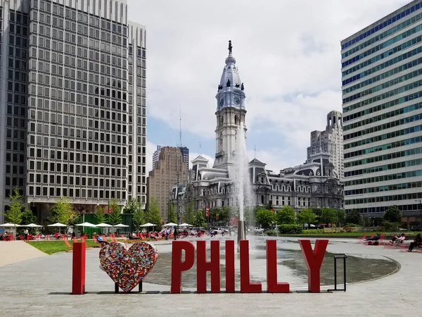 Philadelphia Usa 2022 Heart Philly Skylt Med Stadshus Bakgrunden Vid — Stockfoto