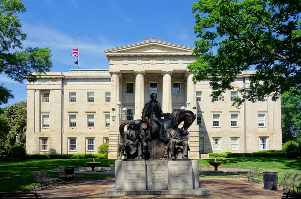 Edificio State Capitol Raleigh Con Statua Dei Presidenti Statunitensi Nati Immagini Stock Royalty Free