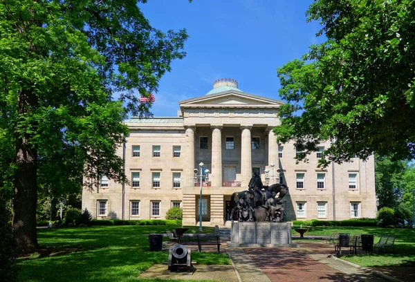 Edifício State Capitol Raleigh Com Estátua Dos Presidentes Dos Eua Imagem De Stock