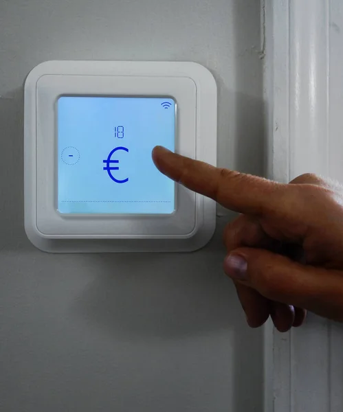 Osoba Wskazująca Symbol Euro Inteligentnym Termostacie Koncepcja Kosztów Ogrzewania Chłodzenia — Zdjęcie stockowe