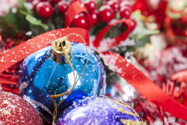 Coloridos adornos de Navidad — Foto de Stock