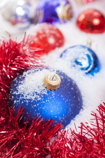 Natal Baubles e neve — Fotografia de Stock