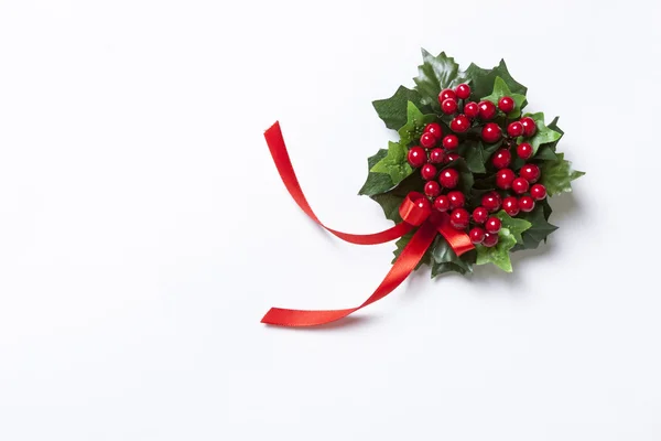 Weihnachtsbeeren Girlanden mit roter Schleife — Stockfoto