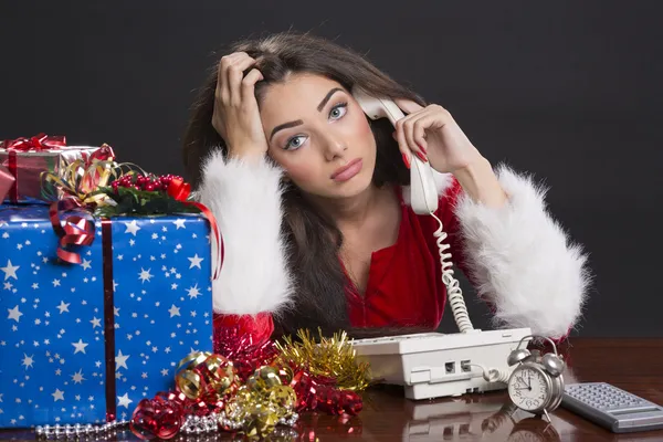 Gestresstes Weihnachtsmädchen bei der Arbeit — Stockfoto