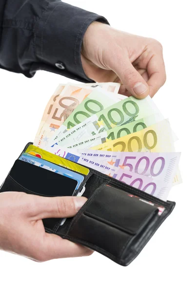 Männliche Hände ziehen 100 Euro aus der Brieftasche — Stockfoto