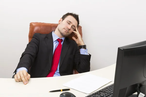 Сплячий бізнесмен на роботі — стокове фото