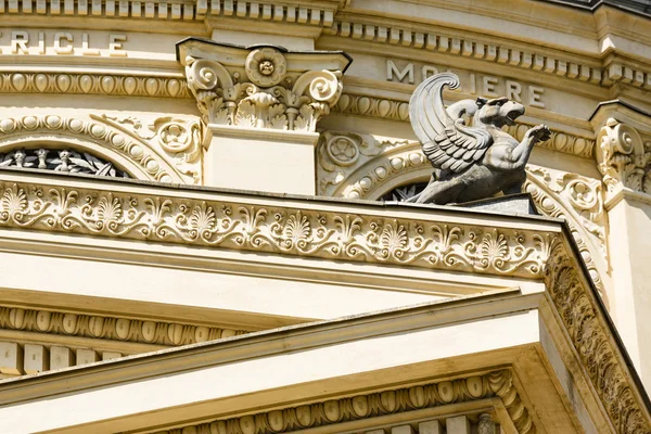 Architectural detail with griffin — Stock Photo, Image