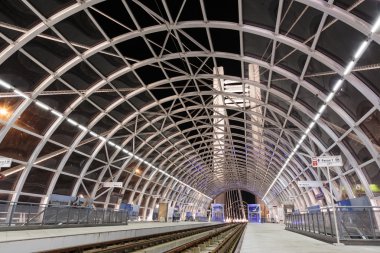 büyük modern tramvay istasyonu