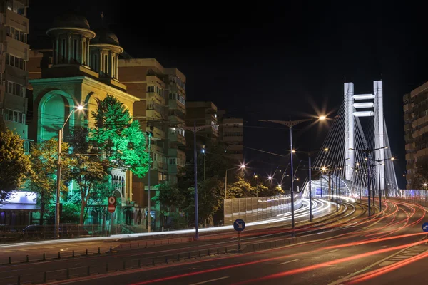 Vue nocturne urbaine avec tramway et pont Basarab — Photo