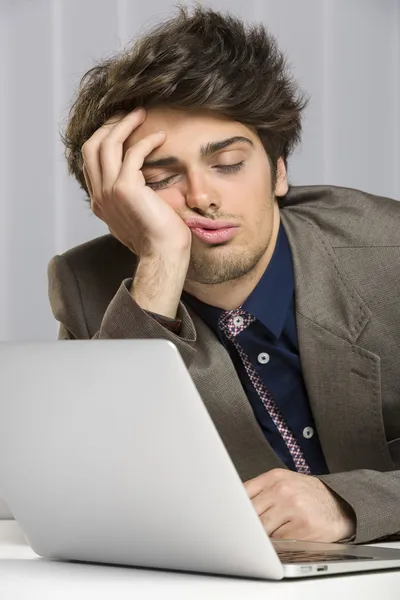 Empresário a dormir sobrecarregado no trabalho — Fotografia de Stock