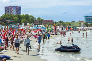 mamaia sahilde turistler