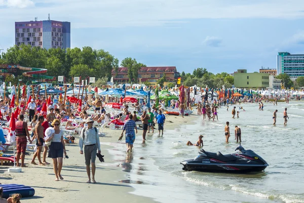 Toeristen op mamaia strand — Stockfoto