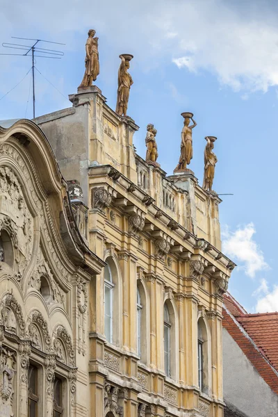 Classic architecture with statues — Stock Photo, Image