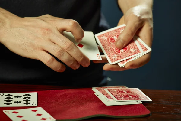 Mãos e jogo de cartas truque — Fotografia de Stock