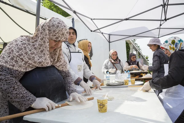 トルコの女性のパイの準備 — ストック写真