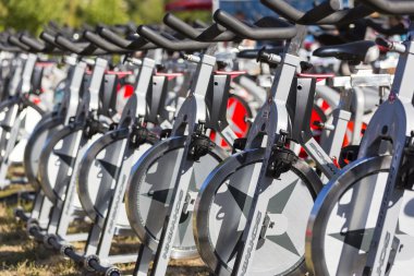 sabit spinning bisikletler satırları