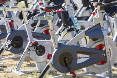 sabit spinning bisikletler satırları