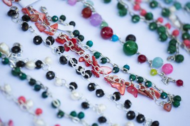 el yapımı renkli Kolyeler