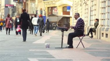 cimbalom oynayan Sokak çalgıcısı