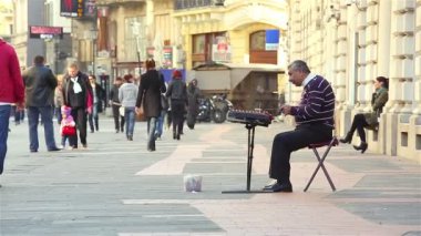 cymbalon şehir merkezinde oynayan sanatçı