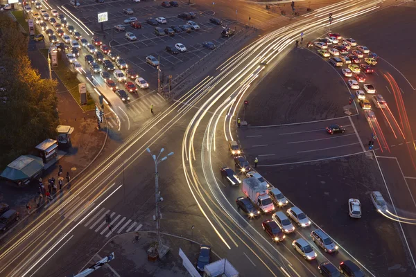 Natt trafikerar i victory square — Stockfoto