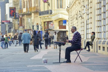 cimbalom oynayan Sokak çalgıcısı