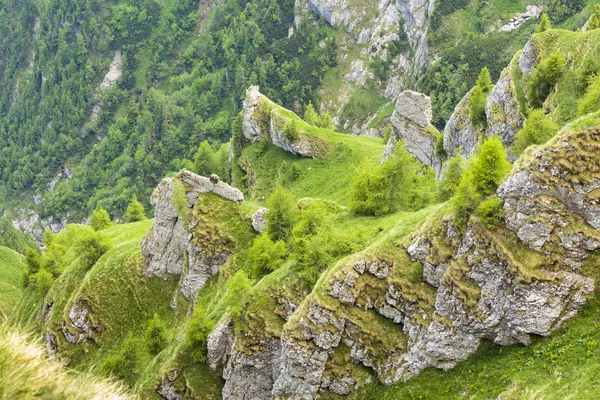 Крутой скалистый склон горы — стоковое фото