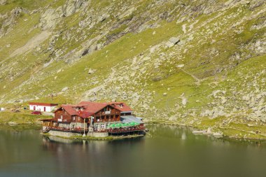 Göl kenarında Mountain chalet