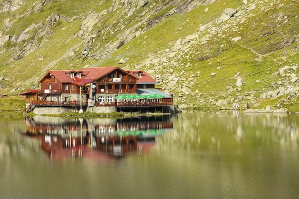 Mountain chalet on lake — Stock Photo, Image