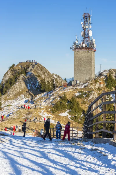 Casa vrchol s telekomunikační anténa, Rumunsko — Stock fotografie