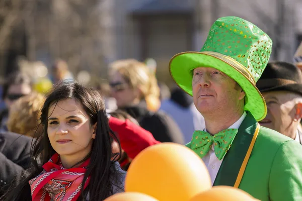 Människor på St patrick's day parade — Stockfoto