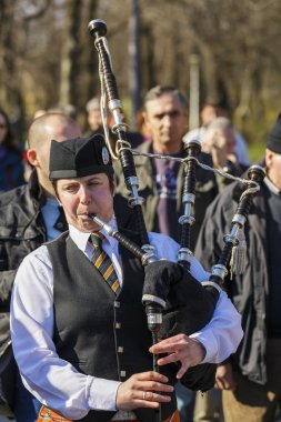 İrlandalı kadın oynarken geleneksel gayda