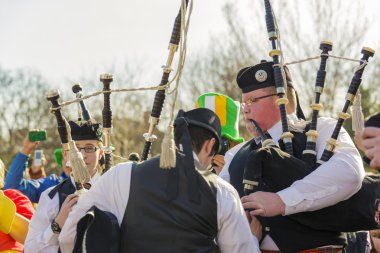 İrlandalı bagpipers Parade önce prova