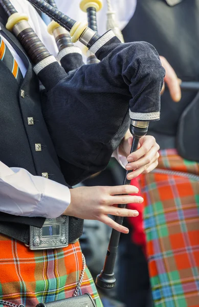 Playing the traditional Irish bagpipe — Stock Photo, Image